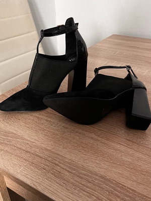 Bibi Lou black sandals like new, size 35