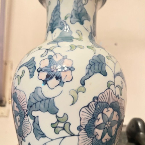 Vintage Chinese porcelain vase 32cm blue and white like new