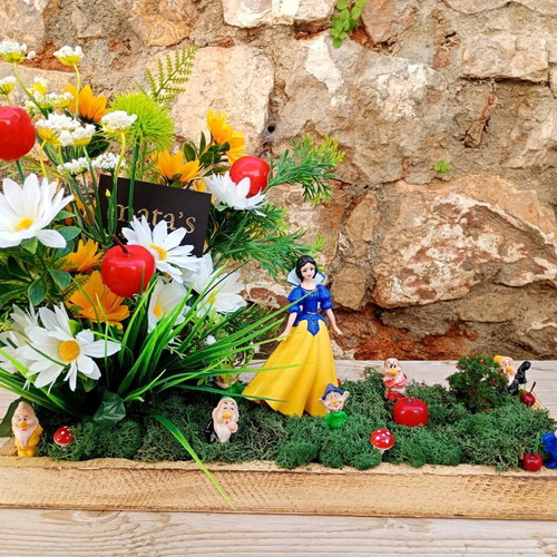 Handmade Snow White and the Seven Dwarfs decoration new with flowers