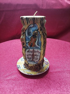 Σκαλιστό κερί καινούργιο με θέμα βιολί και βιβλίο, πορσελάνινη βάση