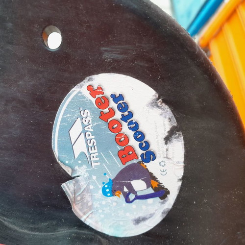 Booter scooter Trespass snowboard used for learning and riding