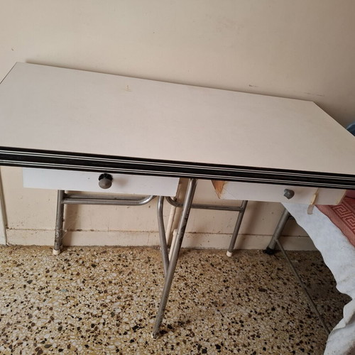 Πτυσσόμενο τραπέζι μεταχειρισμένο με 2 συρτάρια, χωράει 8 άτομα