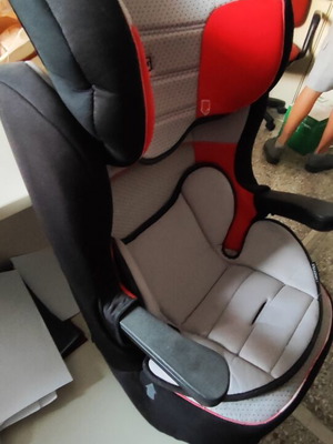Fischer Price car seat used for child with car belt fastening