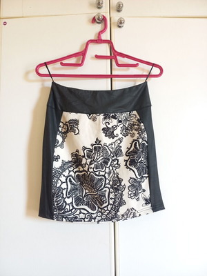 Mini skirt white embossed like new, size S or XS