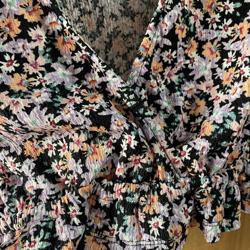 Floral crop top medium, like new with elastic waist and sleeves