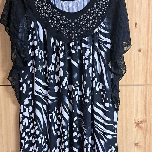 Short-sleeve blouse like new, black and white, size XL with lace