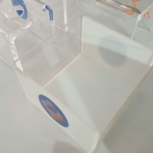 Σετ 3 Σταντ για Χωνάκια και Θήκη Χαρτοπετσετών από Plexiglass σαν Καινούργιο