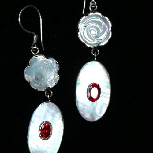 Earrings with genuine garnet stone and carved shell in 925 silver new