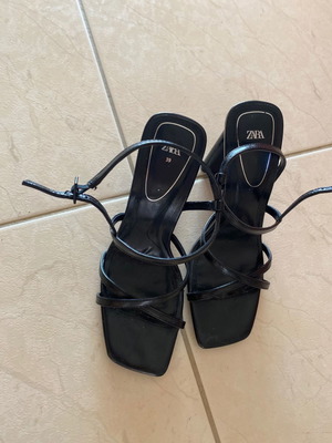 Πέδιλα Zara με ορθογώνιο ψηλό τακούνι μεταχειρισμένα, μέγεθος 39, μαύρα