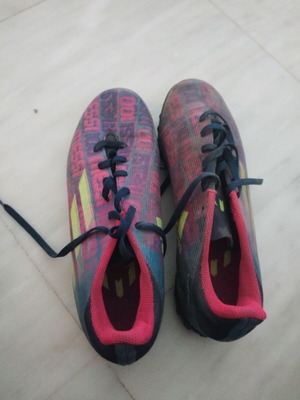 Ποδοσφαιρικά παπούτσια Adidas μεταχειρισμένα, νούμερο 41-42, μπλε και ροζ