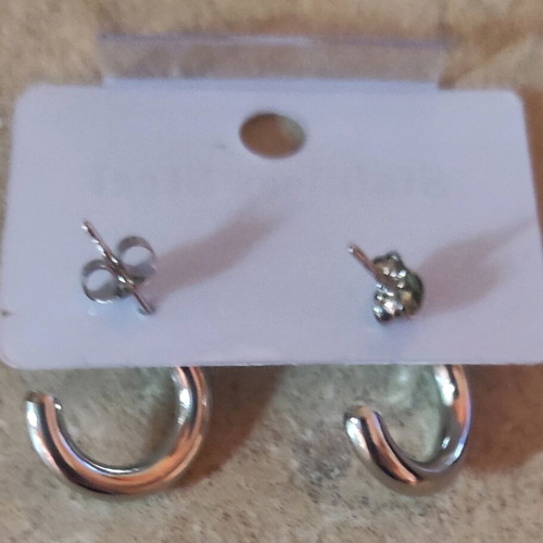 Various jewelry like new, 2 earring sets, 2 rings, colorful necklace