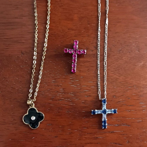 Crosses pack of 3 like new