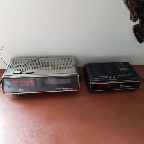 Vintage clock radios from the 70s used, pack of two