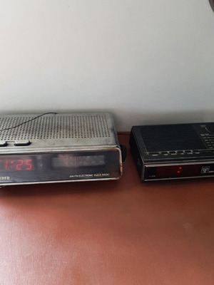 Vintage clock radios from the 70s used, pack of two