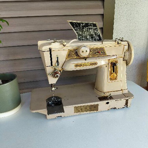 Singer 401 M13 sewing machine used for spare parts