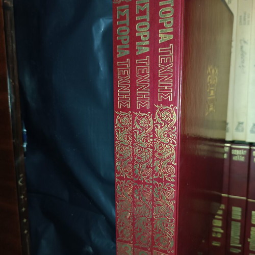 World History of Art set like new, 3 hardcover volumes