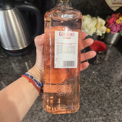 Gordon's Pink Gin 700 ml with raspberry, red currant & strawberry