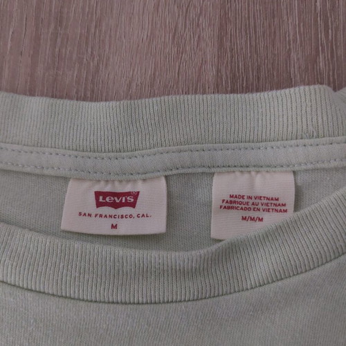 Levi’s women’s t-shirt size M like new, light green