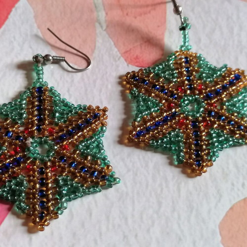 Handmade star-shaped beaded earrings new, green and gold