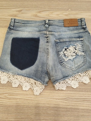 Vintage Y2K Lynne Denim jean shorts with crochet lace trim, like new