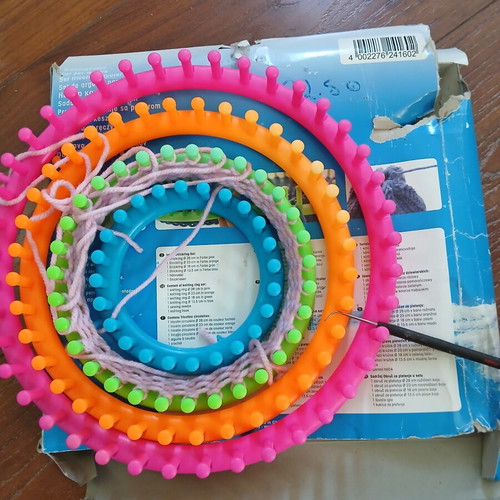 Loom knitting set used with 4 rings, easy and fast