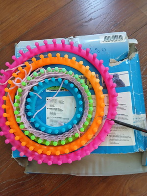 Loom knitting set used with 4 rings, easy and fast
