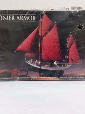 Closed model kit 1.125 Thonier Armor (Heller) new
