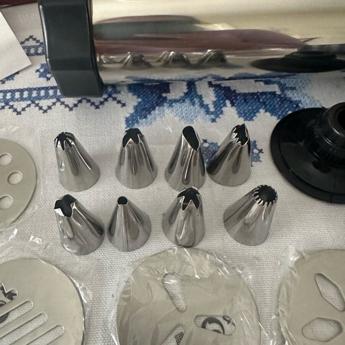 Biscuit press new with 10 shape discs and 8 decorating nozzles