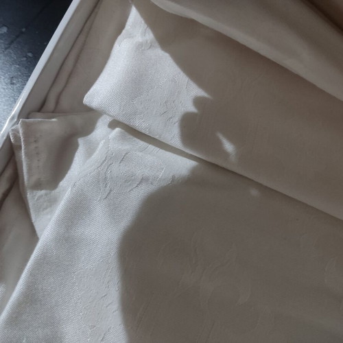 Palamaiki tablecloth and napkin set for 12, new