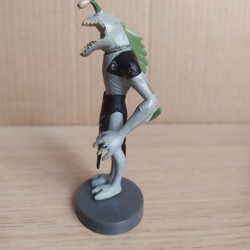 Ben 10 Ripjaws figure like new, 9 cm with detachable base