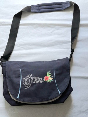 O’Neill blue messenger bag like new