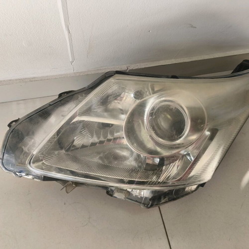 Toyota Avensis 2009 front left headlight
