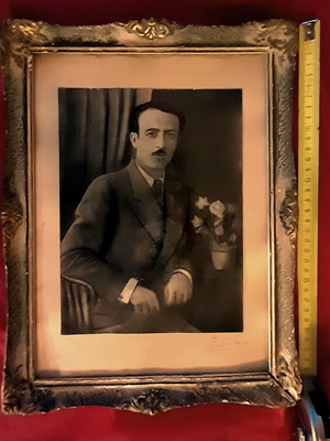Vintage ανάγλυφη χρυσή κορνίζα με πορτρέτο κυρίου, 36x27,5 εκ.