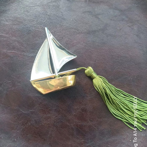 Metal lucky charm boat like new
