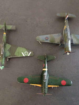 Vintage metal airplanes pack of 3, like new