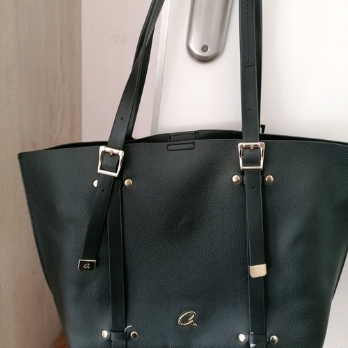 Axel shoulder bag black like new