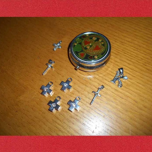 Necklace crosses used, 7 pieces, 1 monogram and metal storage box