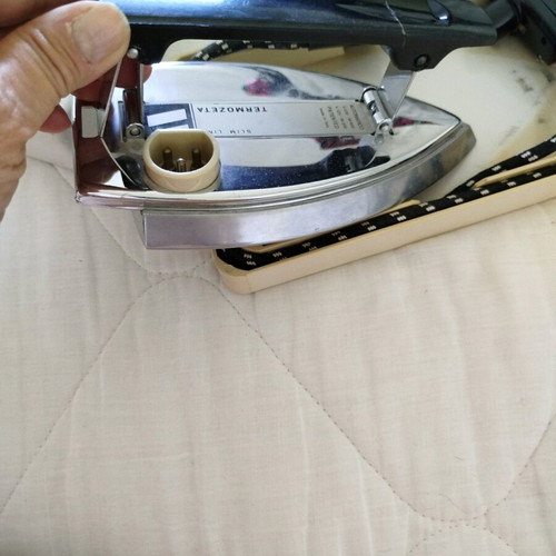 Electric travel iron like new, foldable handle