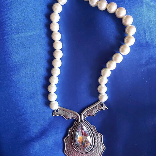 Necklace new with white pearl and metal element