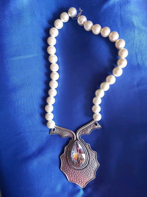 Necklace new with white pearl and metal element