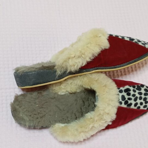 Fur slippers size 40 like new, red from Kastoria
