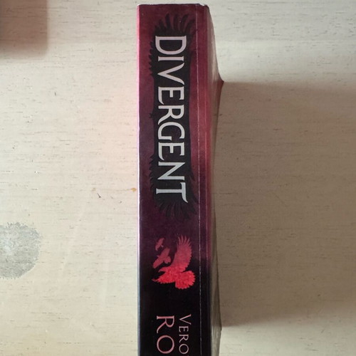 Divergent book like new, English