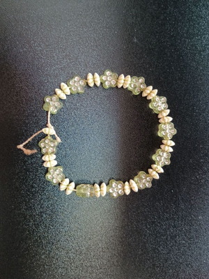 Гривна с прозрачни камъни и цветя употребявана, многоцветна