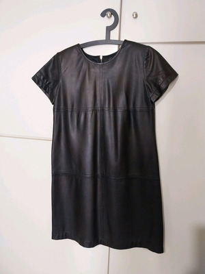 Μαύρο δερματινό φόρεμα Zara σαν καινούργιο, κοντό μανίκι, μέγεθος M