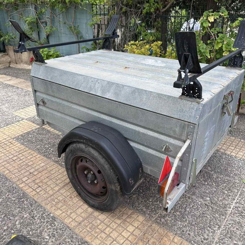 Car roof box used, lightweight with lid