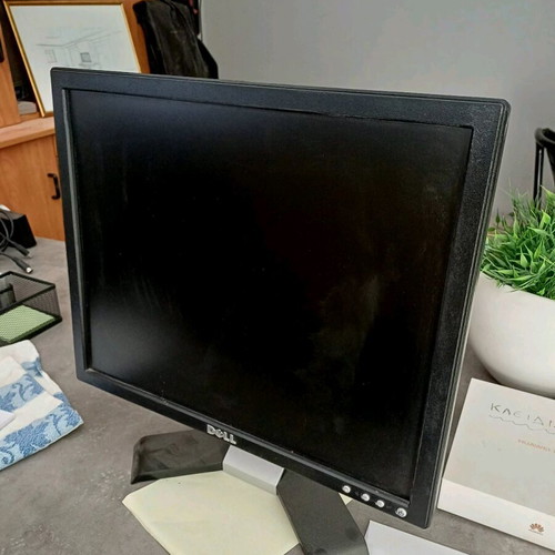 Dell 17-inch LCD monitor used with 1440x900 resolution
