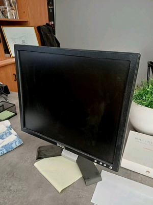 Dell 17-inch LCD monitor used with 1440x900 resolution