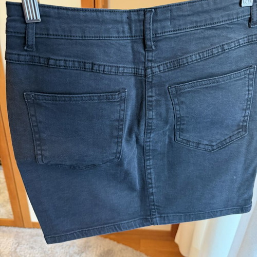Parisian elastic denim skirt with sequins size small like new black pink
