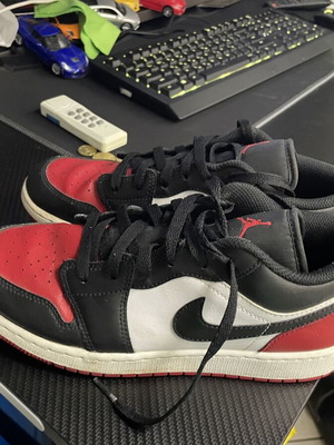 Nike Air Jordan 1 Low Bred Toe sneakers size 40 like new