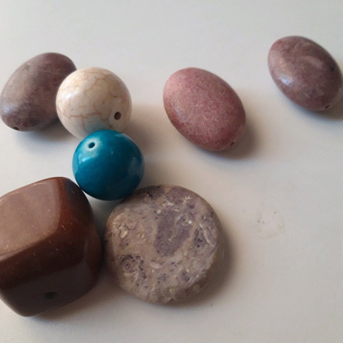Various stones new with large chrysolith